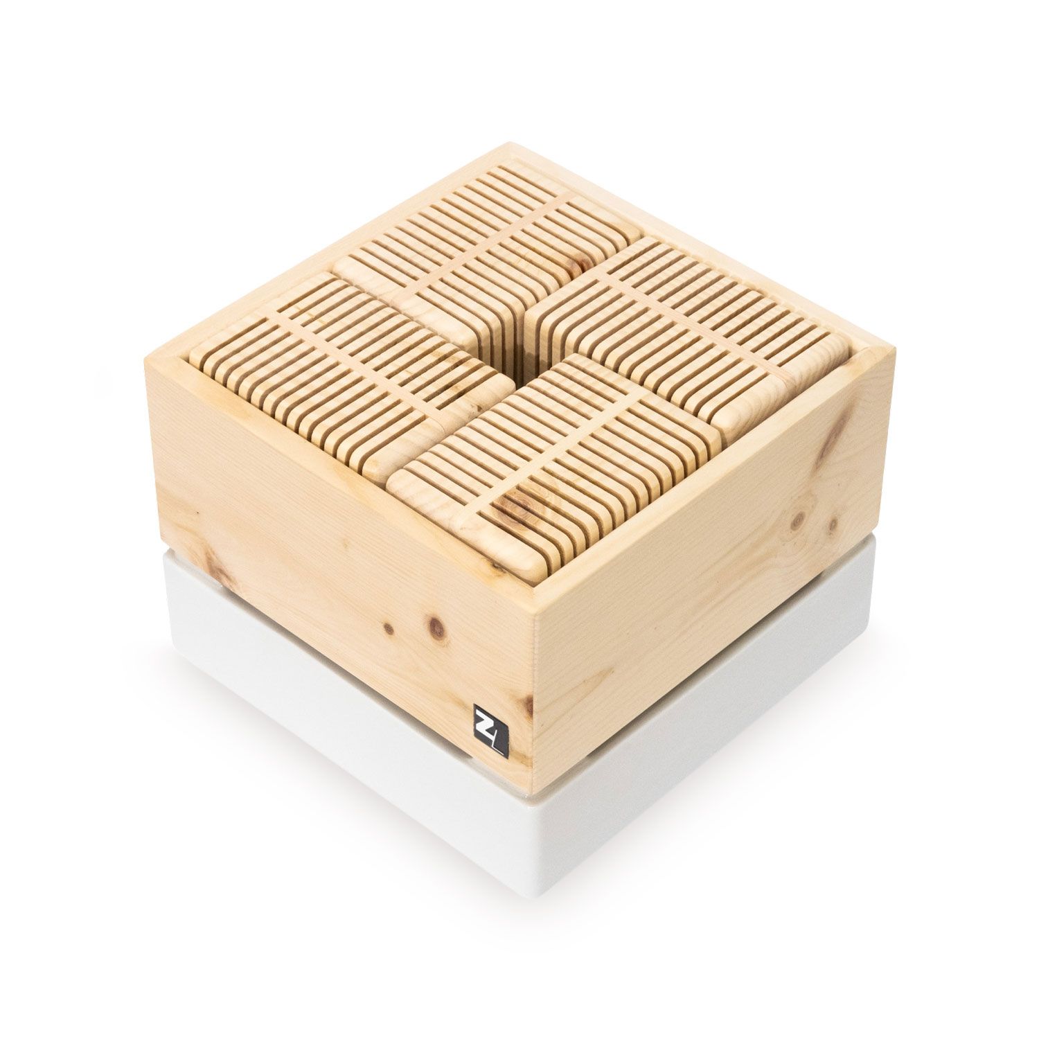 ZirbenLüfter® CUBE II, quadratisch, aus Holz, mit Holzlamellen. Auf weißem Sockel. Perspektivische Ansicht.