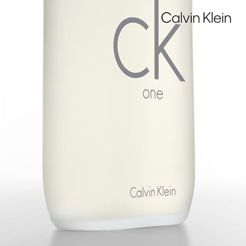Nahaufnahme des Flakons von Calvin Klein One. Aufschrift 'ck one' und 'Calvin Klein'.