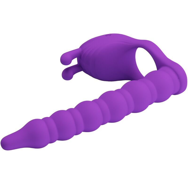 Lila Penisring mit Vibrator-Plug. Geriffelte Oberfläche. Ringförmige Basis mit zwei Vorsprüngen. Abgewinkelte Ansicht.