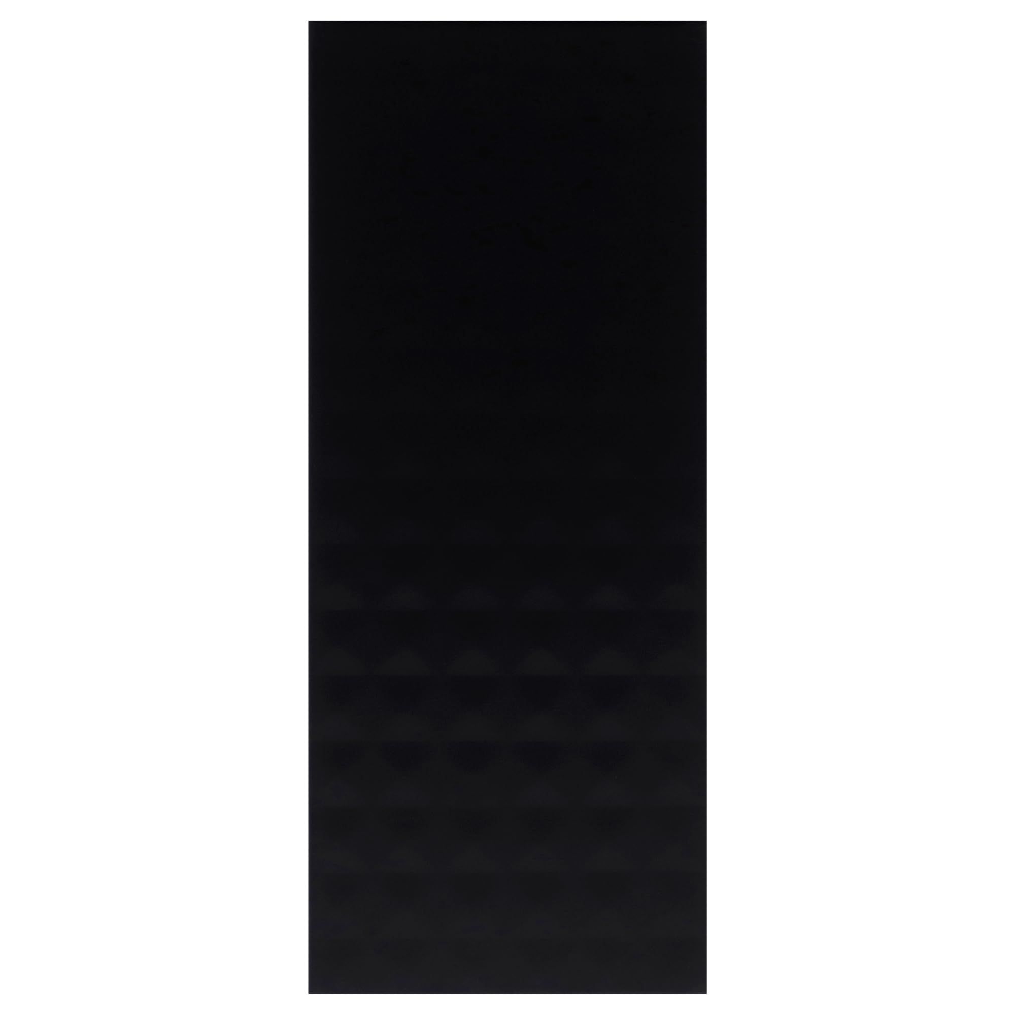 Schwarze Schachtel mit Prägung. Längliche Form.