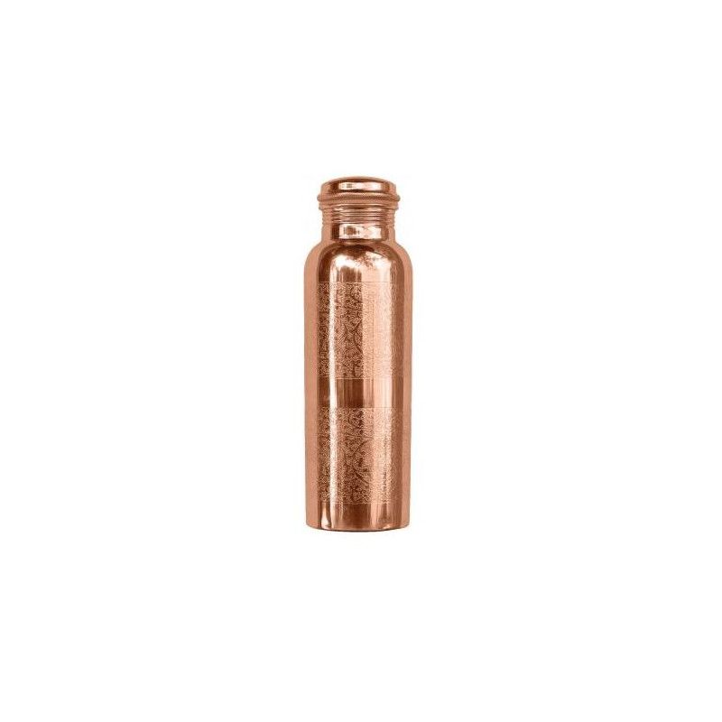 Kupfer Trinkflasche mit Schraubverschluss. Zylindrische Form mit Gravur. Steht auf weißem Hintergrund.