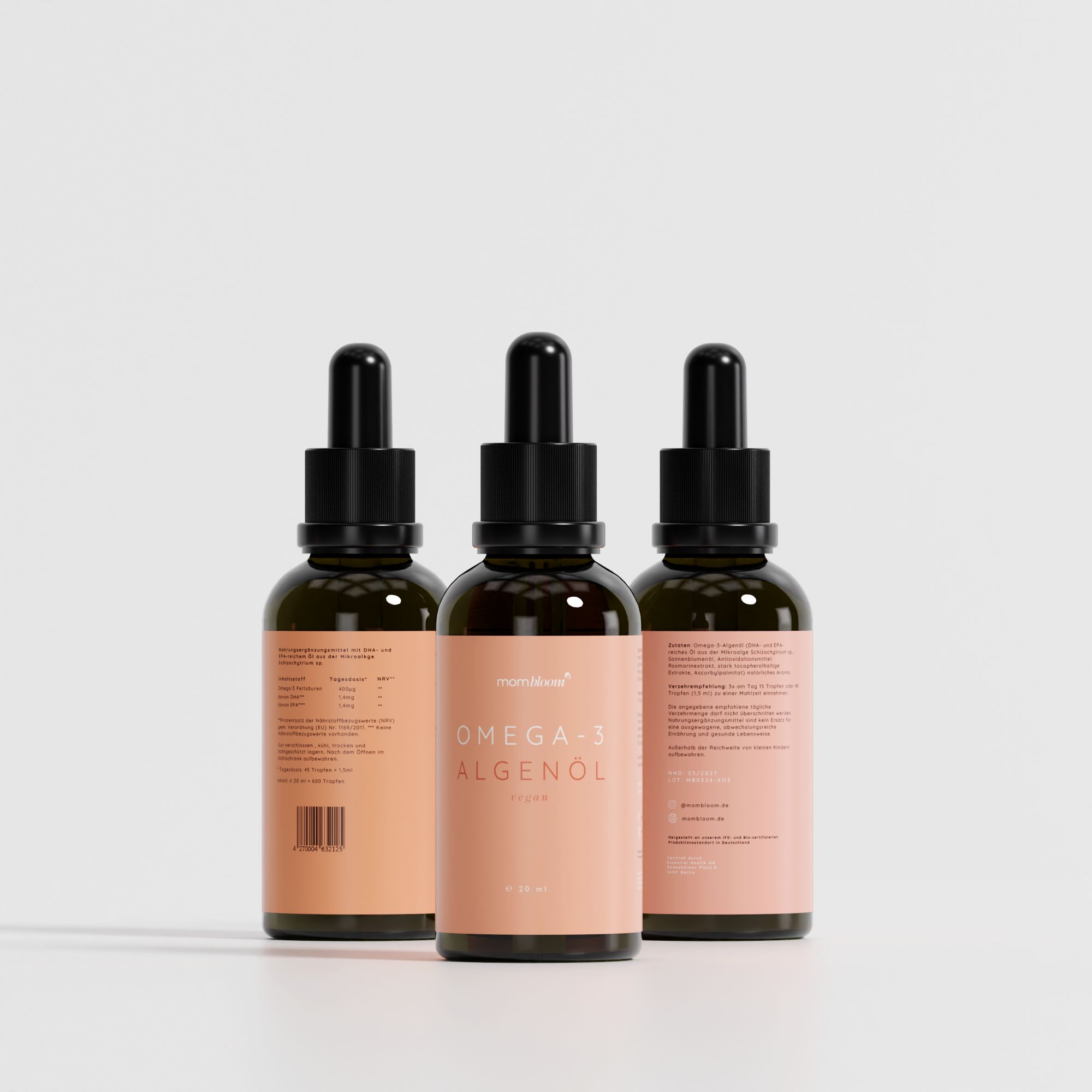 Drei braune Glasflaschen mit schwarzen Tropfern. Aufschrift: Omega-3 Algenöl. Rosa Etiketten.
