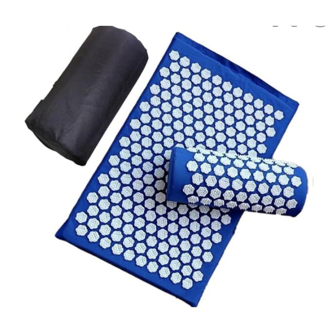 Dunkelblaue Akupressurmatte mit Kissen und schwarzer Tragetasche. Matte und Kissen mit weißen Noppen. Kissen zylindrisch.