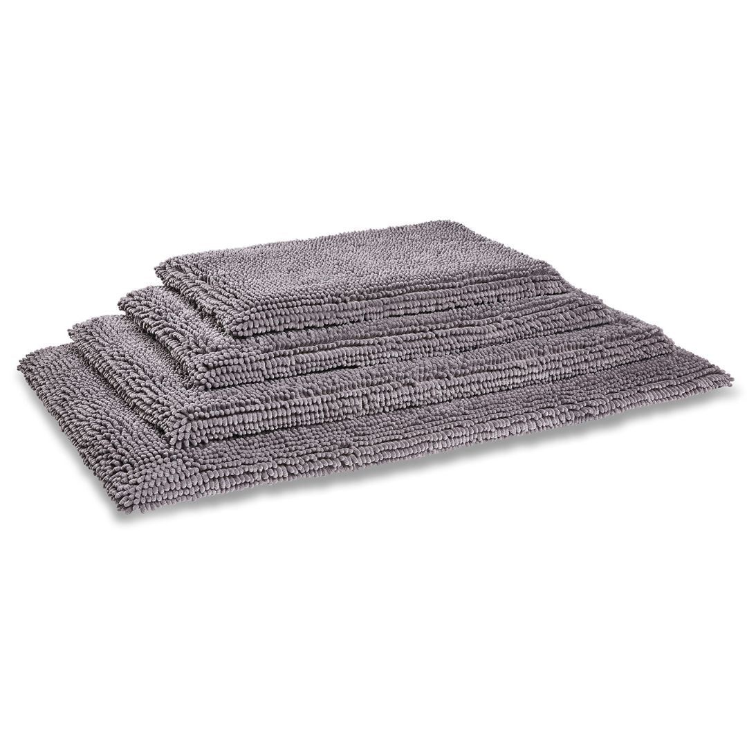 Graues Reise-Pad, rechteckig, aus weichem Material. Mehrere Pads übereinander gestapelt.