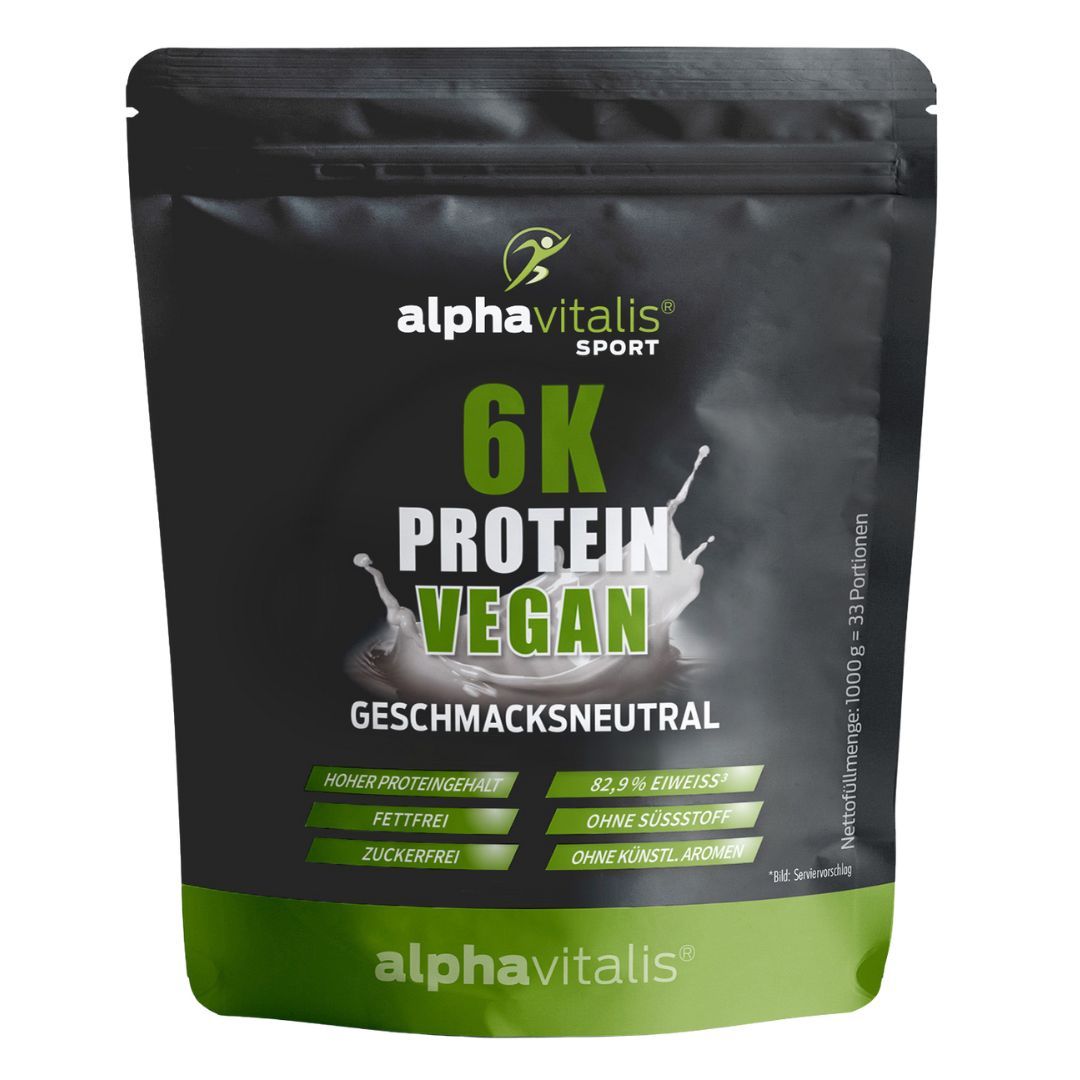 Schwarze Verpackung mit Alphavitalis Logo. Text: 6K Protein Vegan, geschmacksneutral. Hoher Proteingehalt, fettfrei, zuckerfrei, ohne künstliche Aromen.