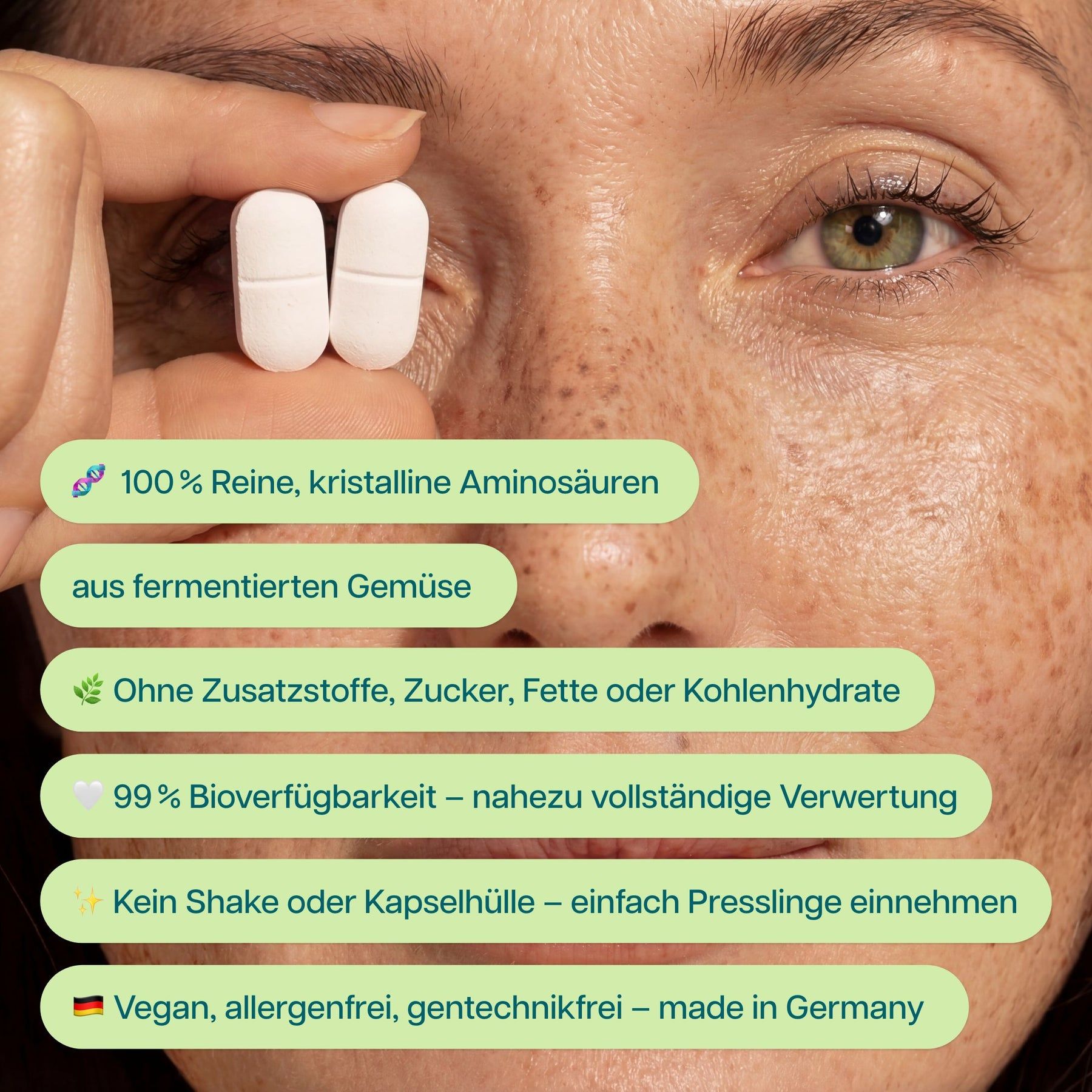 Person hält zwei weiße Presslinge. Text: "100% reine, kristalline Aminosäuren", "Vegan, allergenfrei, gentechnikfrei - made in Germany".
