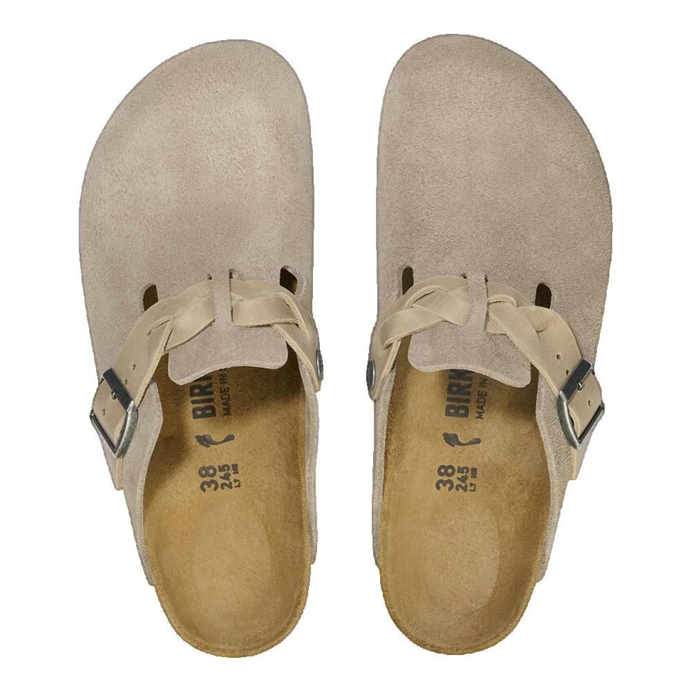 Vista dall'alto di due Birkenstock Boston beige. Camoscio, fibbia regolabile, plantare in sughero, taglia 38.