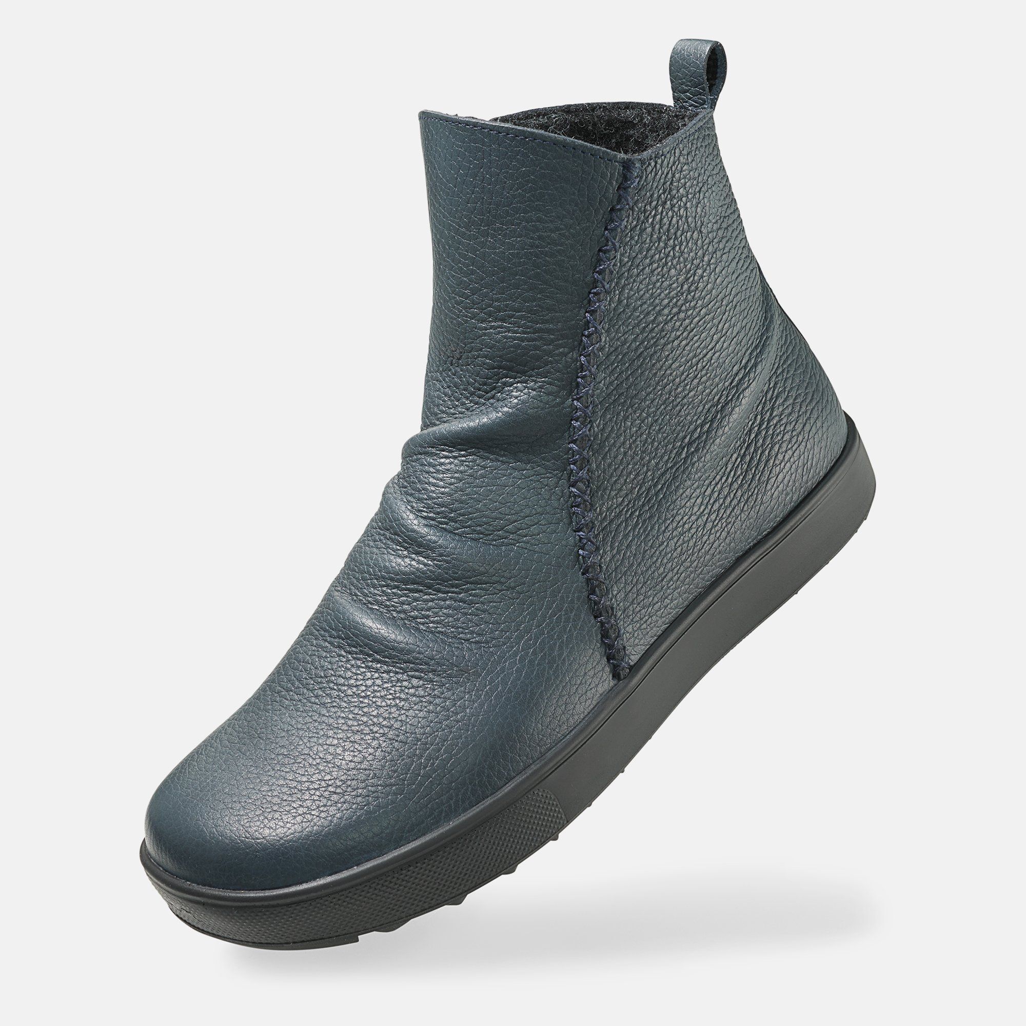 Blaue Stiefelette. Flache, schwarze Sohle. Lederoptik mit Faltenwurf. Seitliche Ziernaht. Schlaufe am Schaft.