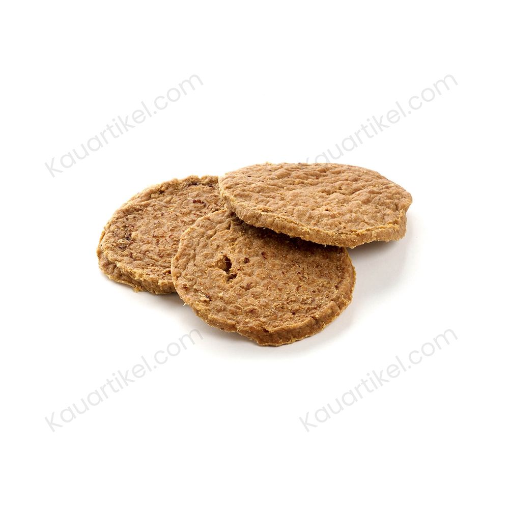 Haufen getrockneter Hühnerflügel als Hundekauartikel.