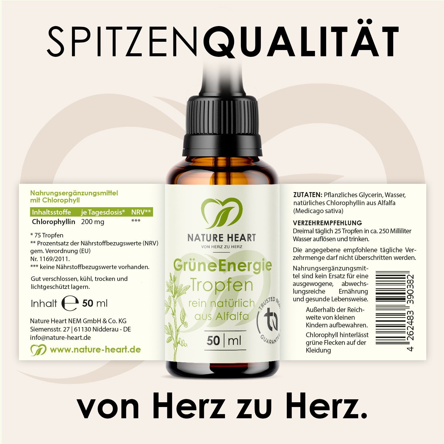 Braunglasflasche mit Tropfer und Etikett. Text: "GrüneEnergie Tropfen", "rein natürlich aus Alfalfa", Logo, 50 ml. Aufgeklappte Etiketten mit Informationen.