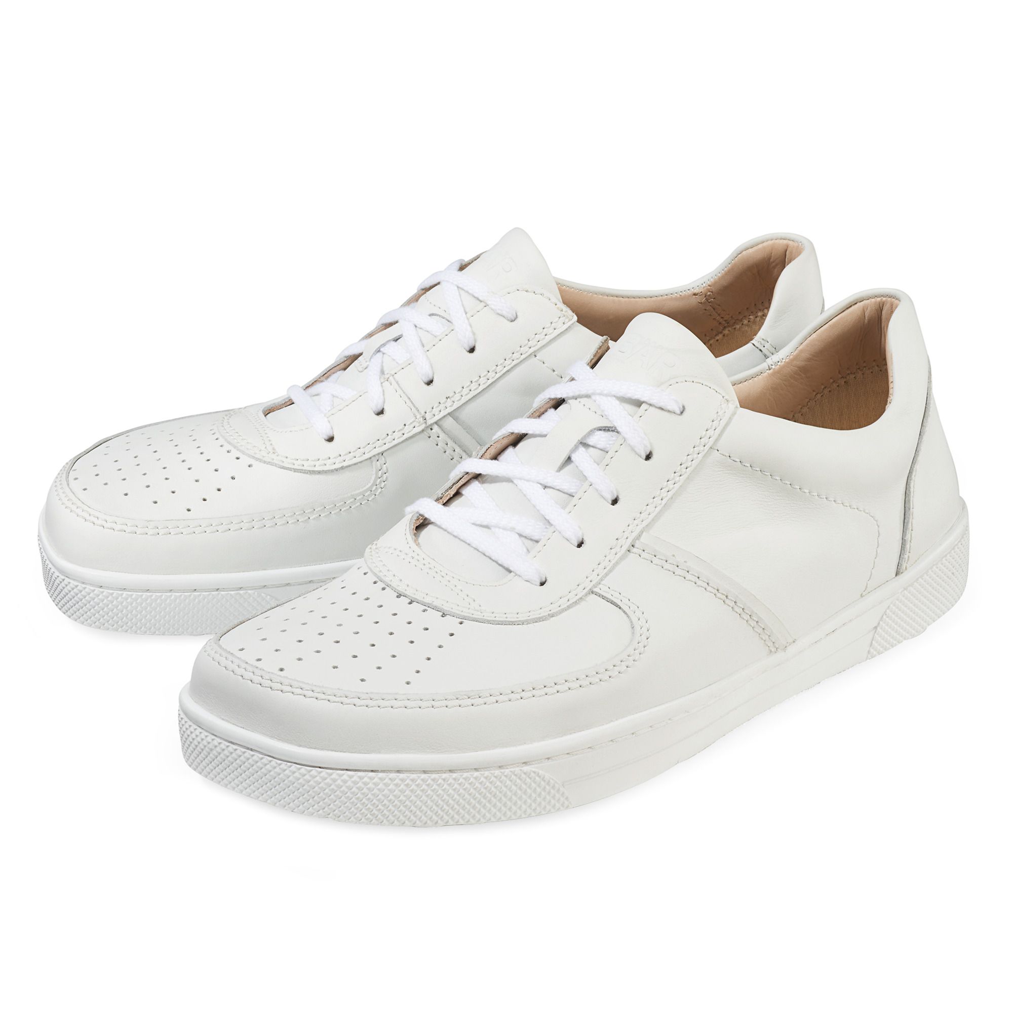 Weiße Lederschnürschuhe. Perforiertes Vorderteil, weiße Schnürsenkel, breite Sohle. Zwei Schuhe nebeneinander.