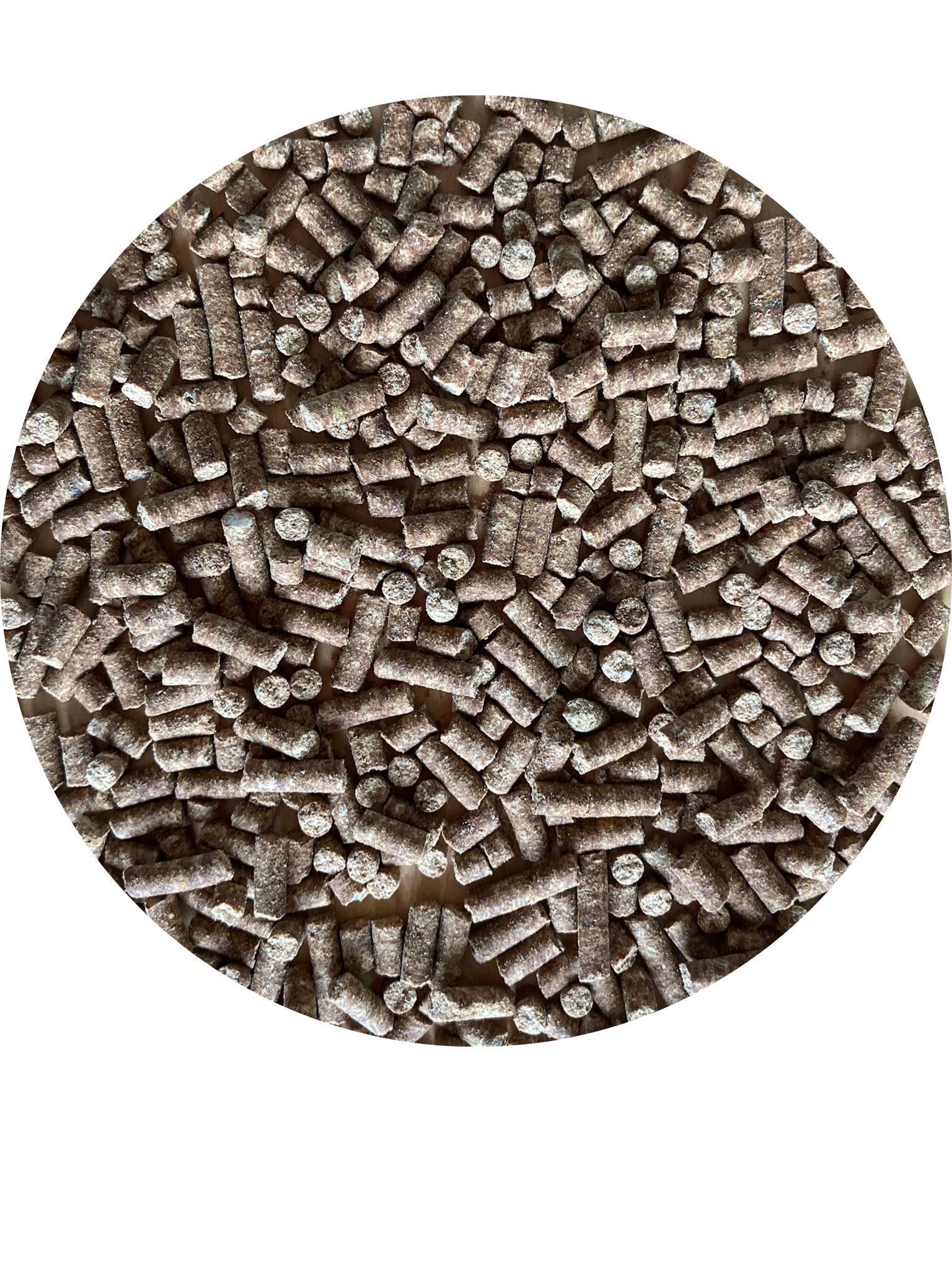 Runde Ansicht von braunen Pellets. Einige sind zylindrisch, andere rund.