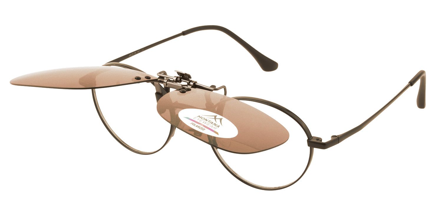 Sonnenbrille mit hochgeklappten braunen Gläsern. Schwarzer Rahmen. Auf einem Glas ist das Logo von Montana Eyewear zu sehen.