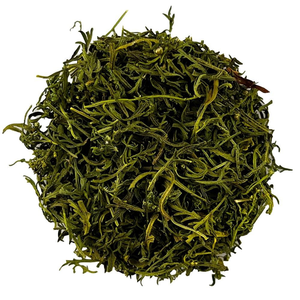 Haufen getrockneter, grüner Blätter. Die Blätter sind länglich und haben eine unregelmäßige Form. Auf weißem Hintergrund.