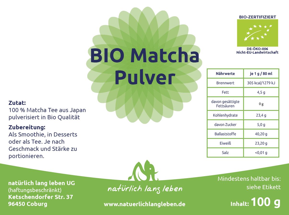 Etikett mit BIO Matcha Pulver. Grüne Schrift und Logo. Nährwerttabelle und Zutatenliste. Bio-Zertifizierung.