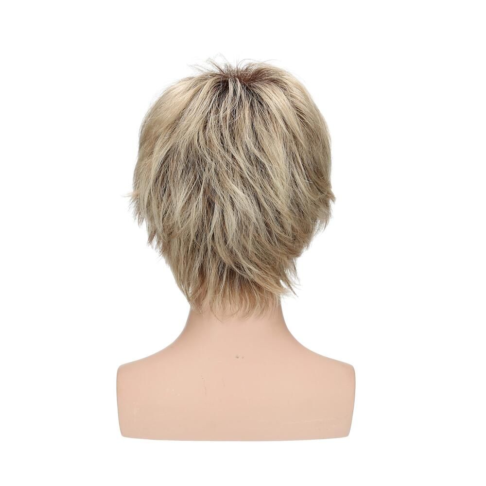 Blond gefärbte Perücke mit kurzem, fransigem Schnitt. Rückansicht auf einer Büste.