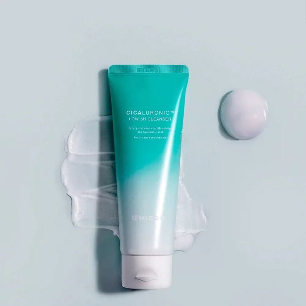 Tube und Schaum auf hellem Hintergrund. Aufschrift: Cicaluronic Low pH Cleanser. Marke Mizon. Für empfindliche Haut.