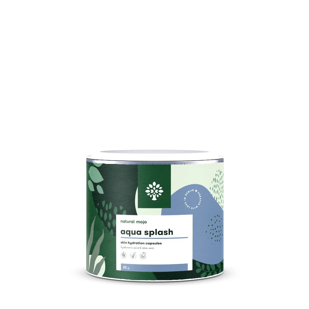 Zylindrische Dose mit "aqua splash"-Etikett. Grün-weiße Farbgebung mit Pflanzenmotiven. "natural mojo"-Logo.