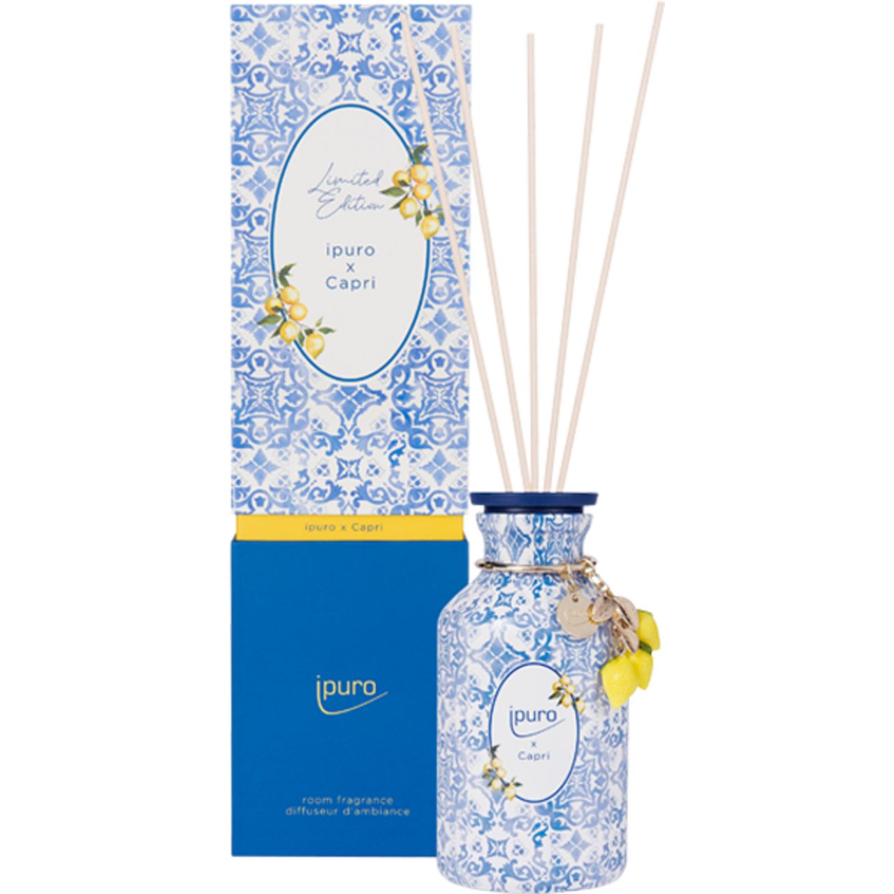 Raumduft-Diffusor mit Stäbchen und Verpackung. Blau-weißes Muster, gelbe Zitronen-Dekoration. Schriftzug: Ipuro x Capri.