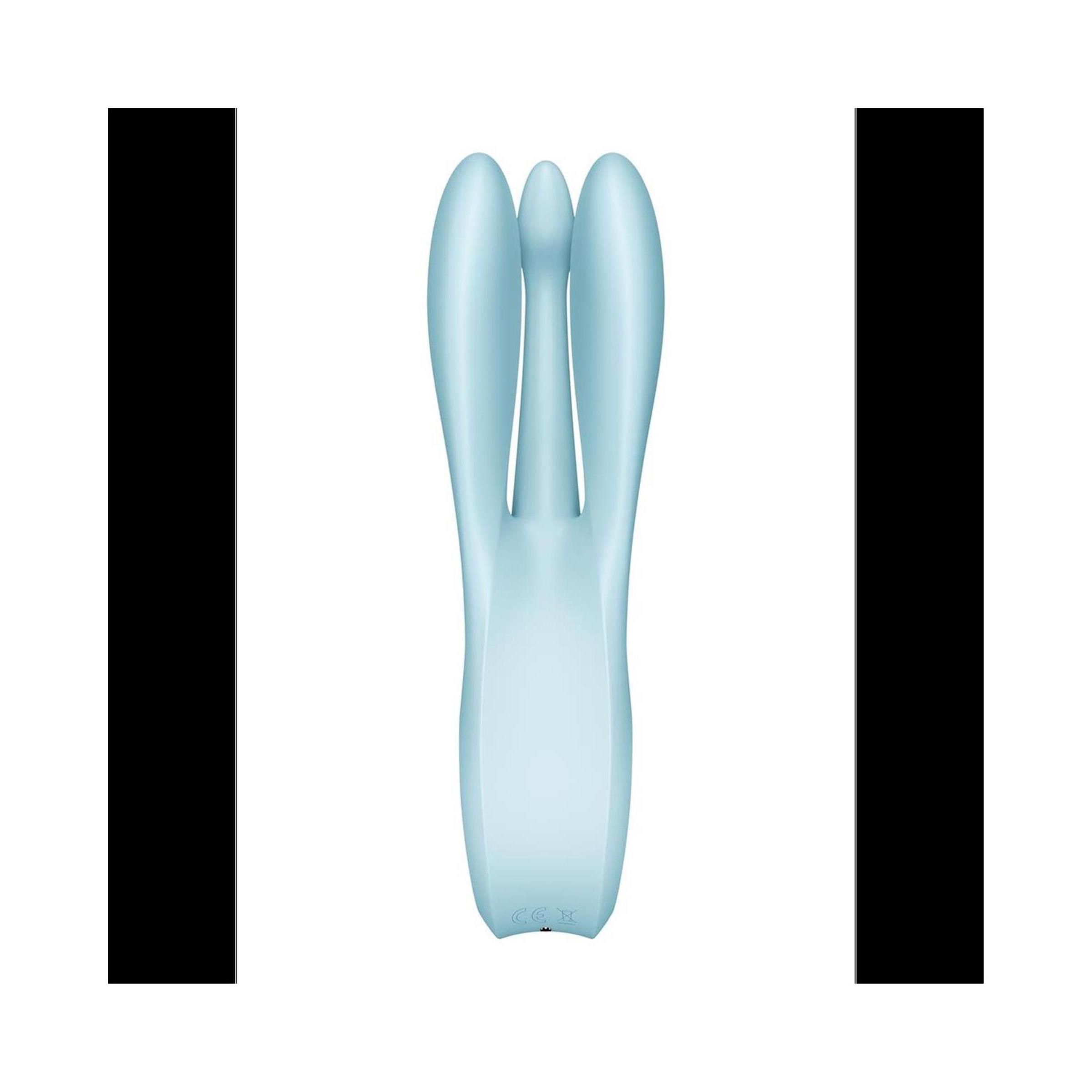 Hellblauer Vibrator mit drei Stimulationsarmen. SF-Logo sichtbar.
