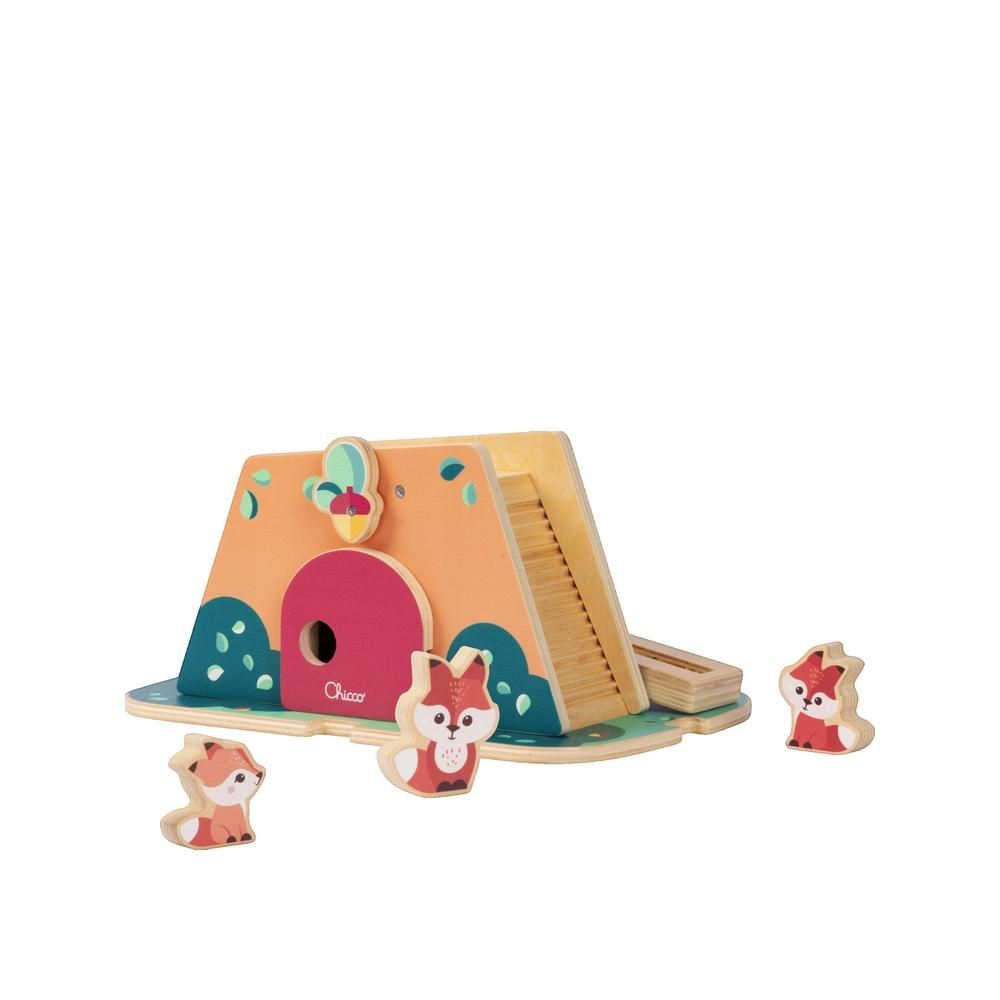 Holzspielzeug mit Fuchsfiguren. Haus mit Rutsche und drei Fuchsfiguren. Holz, rot, braun, grün. Marke Chicco.
