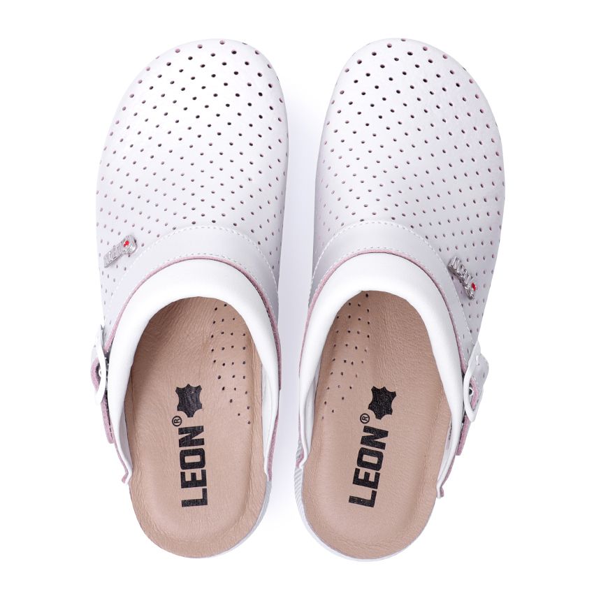 Zwei perlweiße Leder-Pantoletten. Perforiertes Obermaterial, Marke LEON. Innensohle mit Logo.