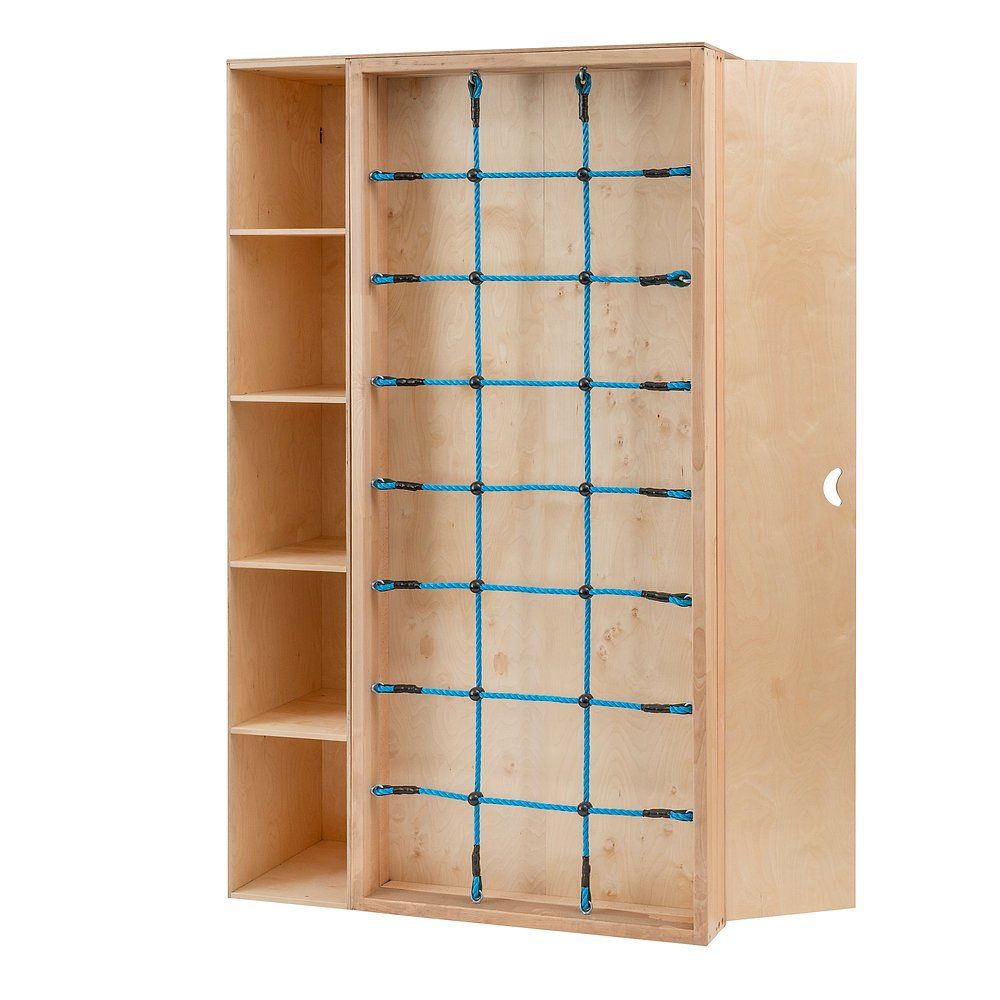 Trainingswand aus Holz mit Kletterseilnetz. Blaues Seilnetz mit schwarzen Verbindungsstücken. Seitlich Regale.