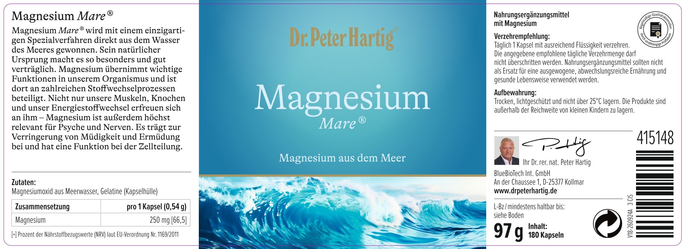 Frau hält Kapsel und Flasche. Flasche mit blauem Etikett: Magnesium Mare. Frau lächelt.