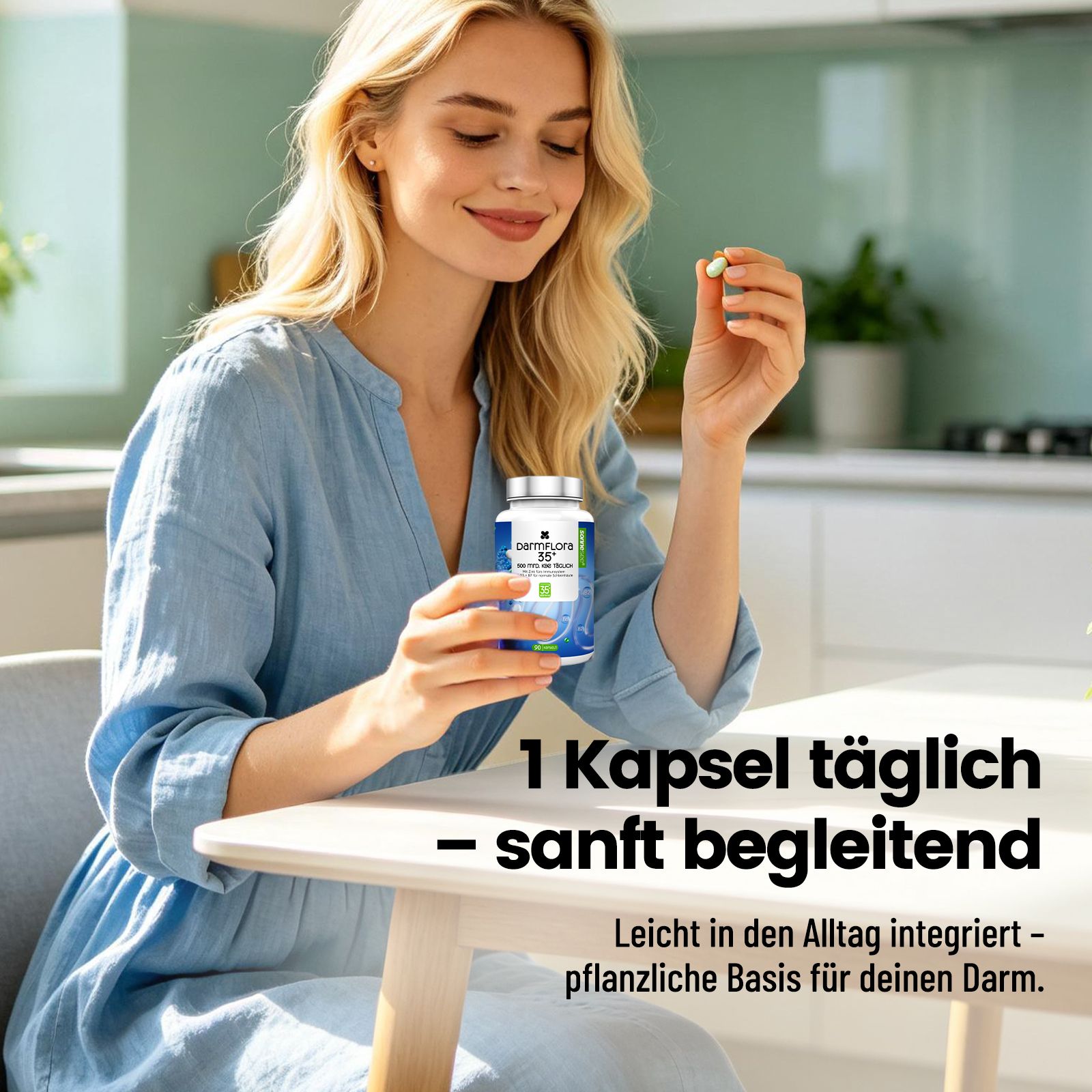 Frau hält eine Kapsel und eine Flasche mit Nahrungsergänzungsmitteln. Die Flasche ist blau und weiß mit Beschriftung.