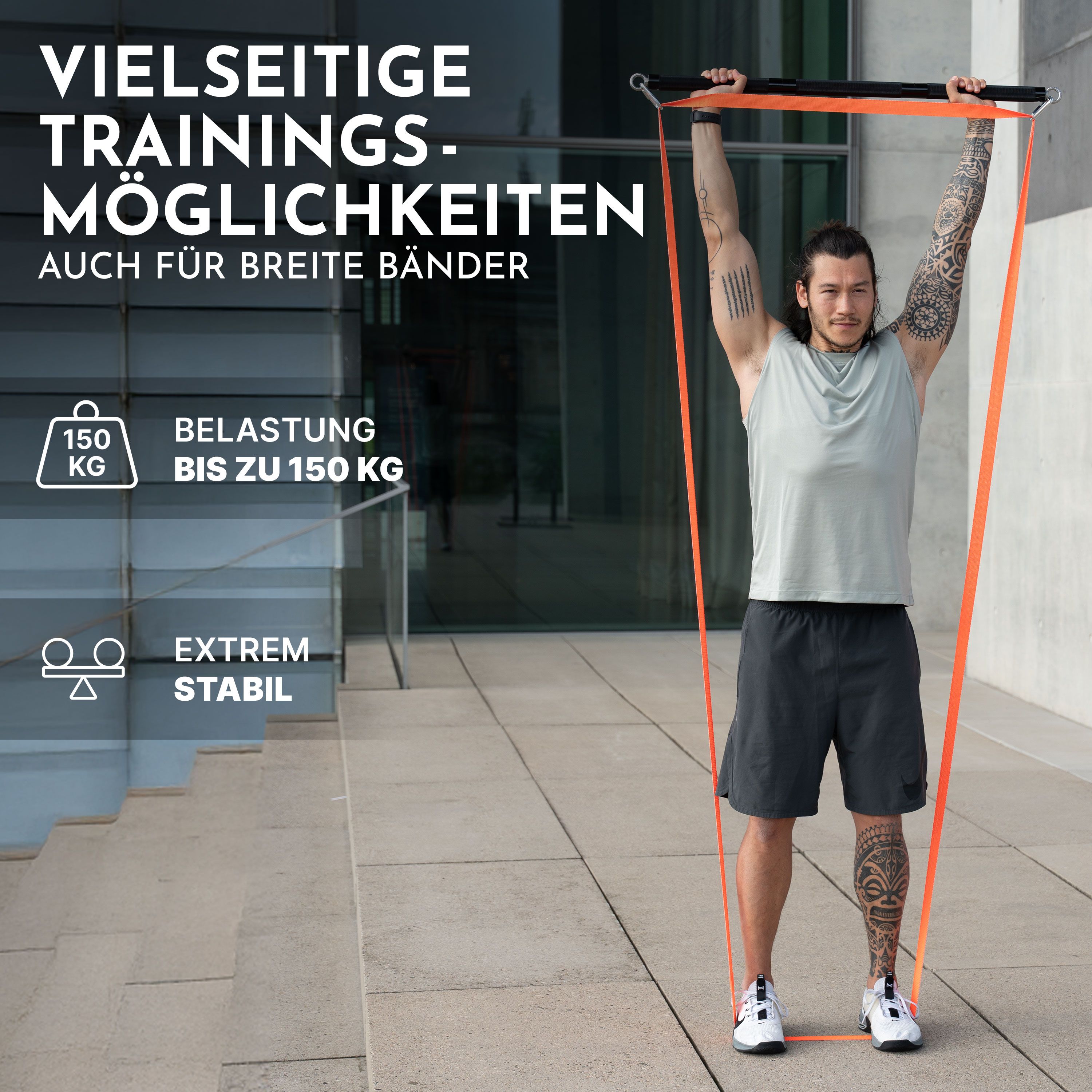 Mann trainiert mit Fitnessstange und Bändern. Text: VIELSEITIGE TRAININGS-MÖGLICHKEITEN, BELASTUNG BIS ZU 150 KG, EXTREM STABIL.