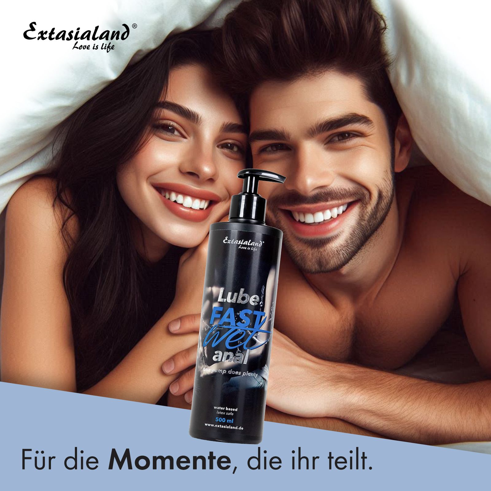 Paar im Bett. Schwarze Flasche mit Pumpe. Text: Lube, Fastwet anal. 500 ml. Für die Momente, die ihr teilt.