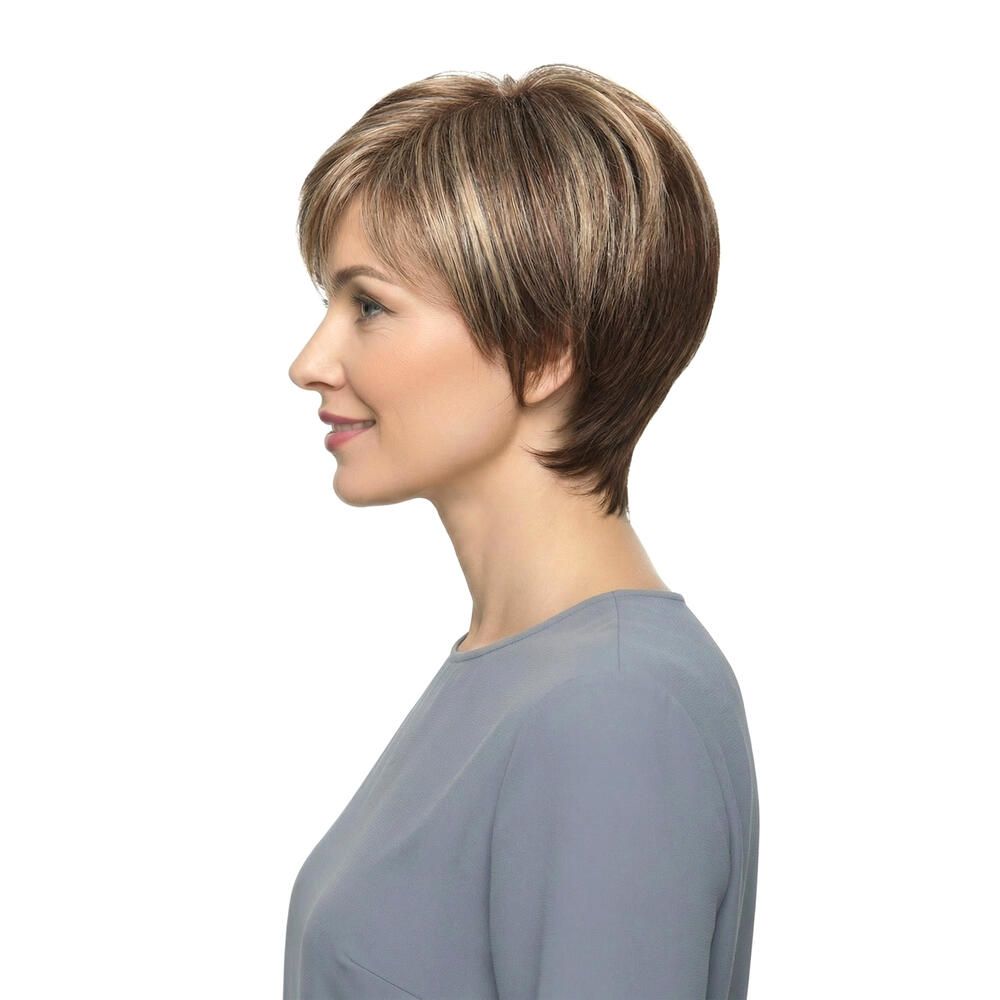 Kurzhaarperücke mit blonden Strähnen. Die Frau trägt ein graues Oberteil. Profilansicht.