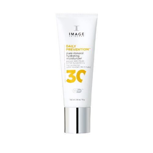 Weiße Tube mit silbernem Deckel. Aufschrift: DAILY PREVENTION, 30, IMAGE Skincare. Steht auf weißem Hintergrund.