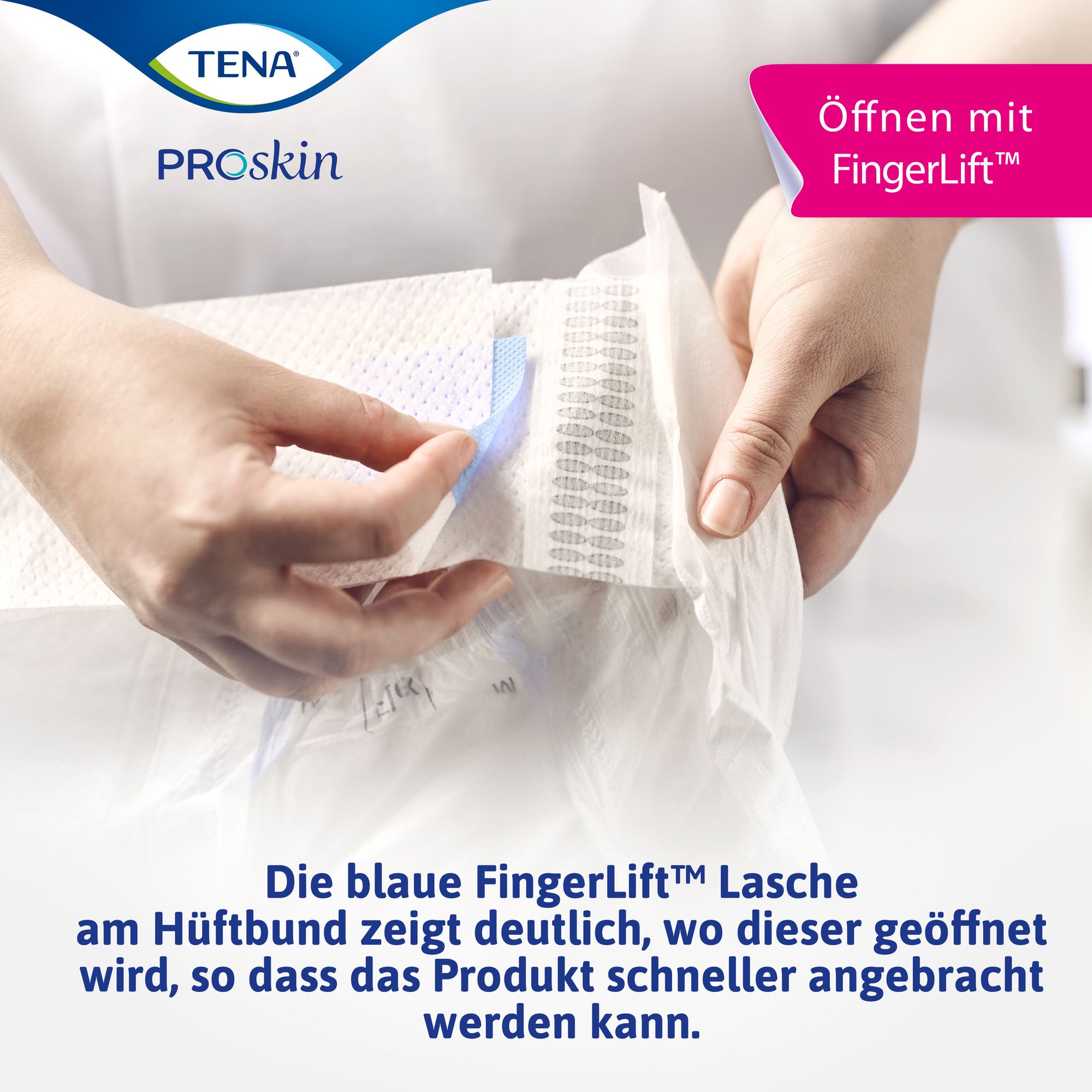 Hände öffnen einen TENA Flex Plus mit der blauen FingerLift™ Lasche am Hüftbund.