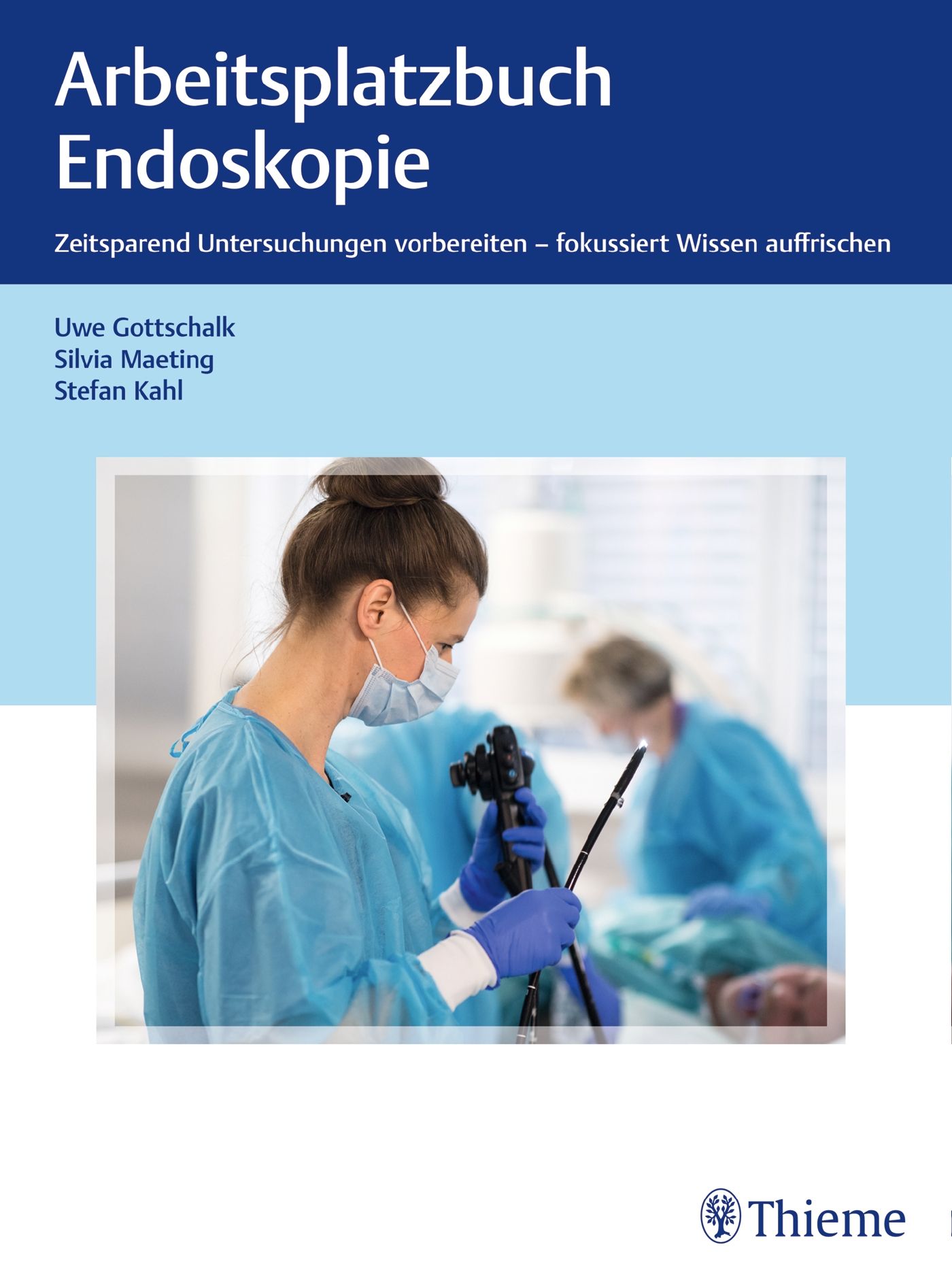 Buchcover: Arbeitsplatzbuch Endoskopie. Titel, Autoren, und Thieme-Logo. Im Hintergrund: medizinisches Personal bei einer Untersuchung.
