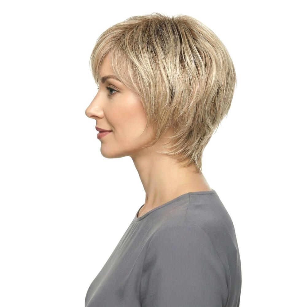 Kurzhaarperücke, blond, mit Pony, Seitenansicht. Natürlicher Haarfall. Frau trägt graues Oberteil.