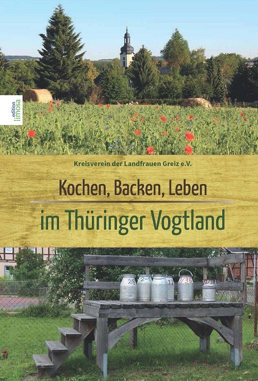 Buchcover: Kochen, Backen, Leben im Thüringer Vogtland. Titel auf Holztafel. Landschaft mit Wiese, Bäumen und Kirche im Hintergrund.
