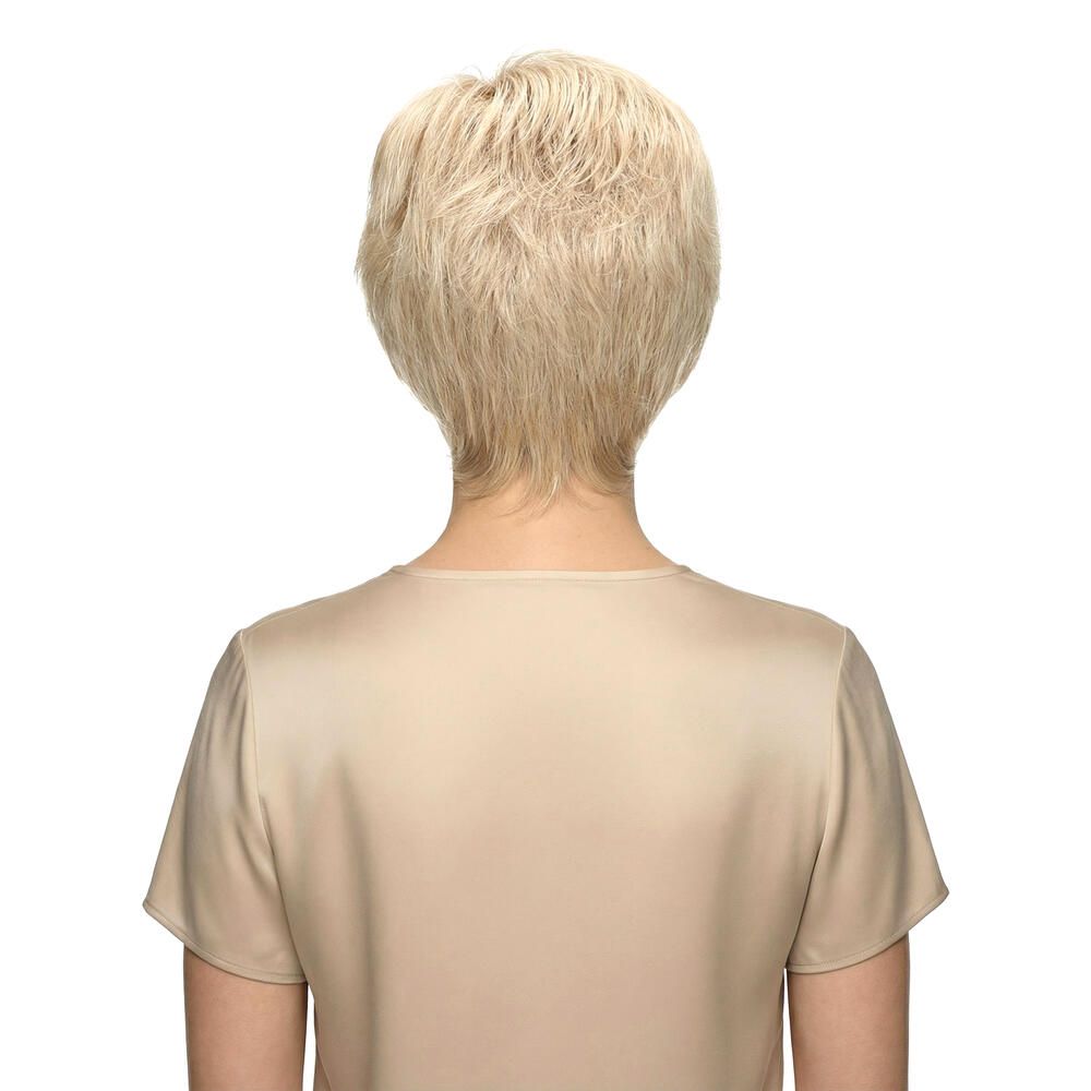 Blond gefärbte Perücke mit kurzem, gestuftem Schnitt. Die Frau trägt ein beiges Oberteil. Rückansicht.
