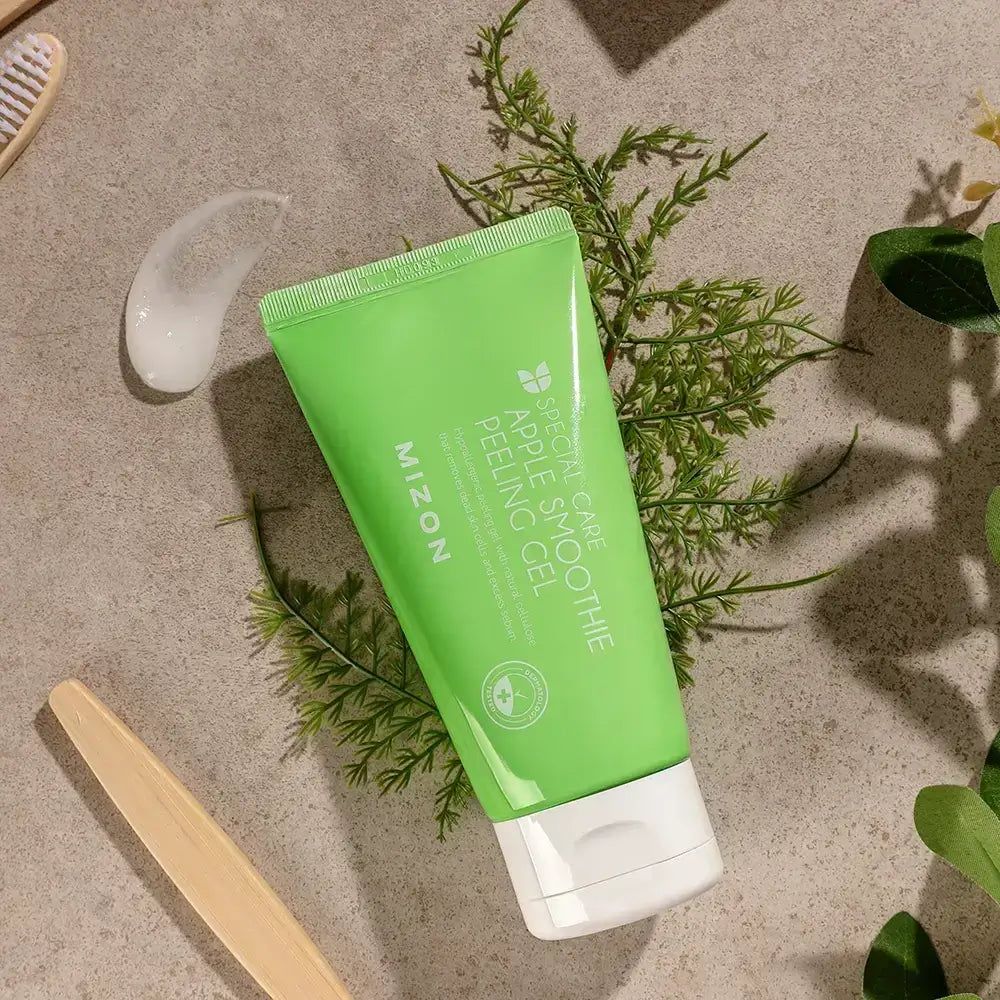 Grüne Tube mit Mizon Apple Smoothie Peeling Gel. Ein Klecks Gel liegt daneben.