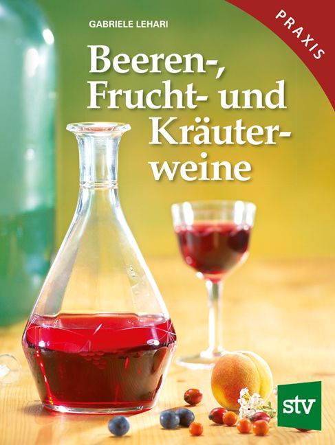 Buchcover mit Titel "Beeren-, Frucht- und Kräuterweine". Glasflasche, Weinglas, Früchte auf Holzoberfläche. Logo "stv".