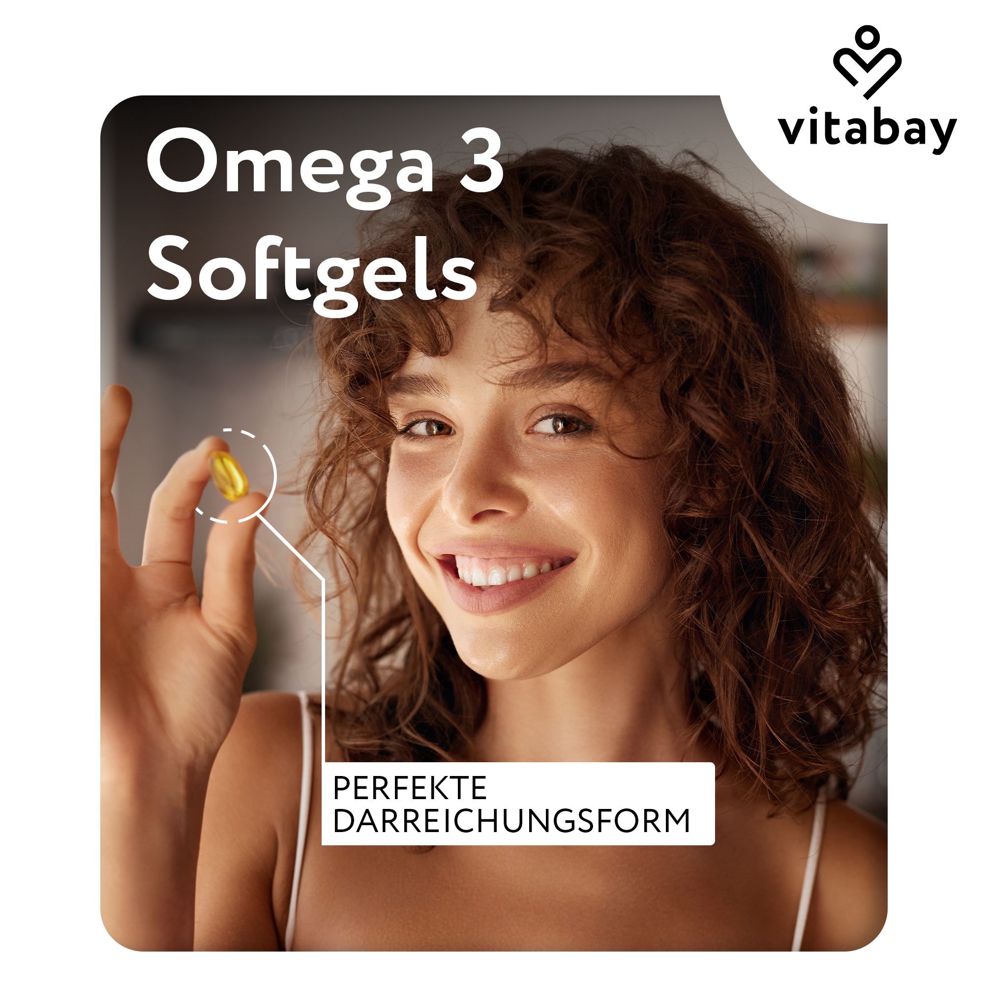 Frau hält eine gelbe Softgel-Kapsel. Text: Omega 3 Softgels, Perfekte Darreichungsform. Marke Vitabay.