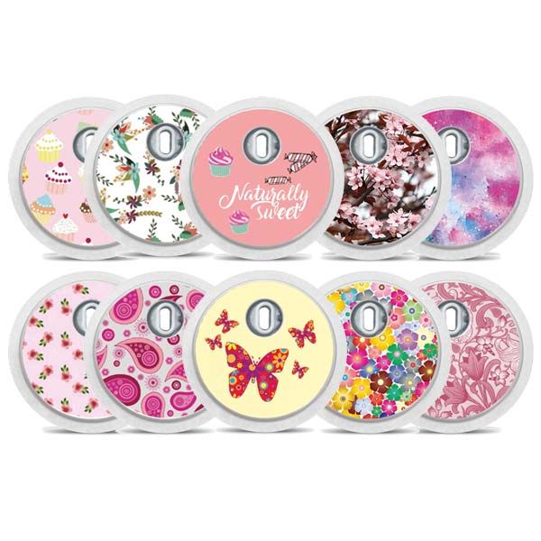 Runde Aufkleber mit verschiedenen Designs. Ansicht von oben. Rosa, Blumen, Cupcakes, Muster.