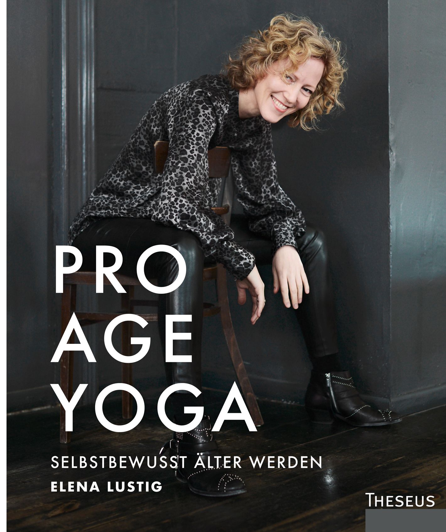 Buchcover mit Titel PRO AGE YOGA, Autorin Elena Lustig. Frau sitzt auf Stuhl. Titelzeile: Selbstbewusst älter werden. Verlag Theseus.