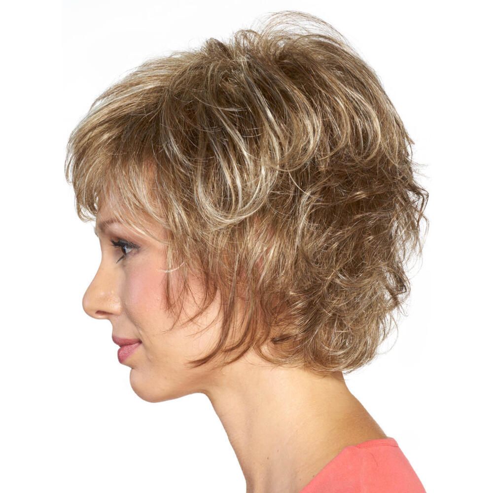 Profil einer Frau mit Kurzhaarperücke. Blond-braunes Haar. Rosa Oberteil.