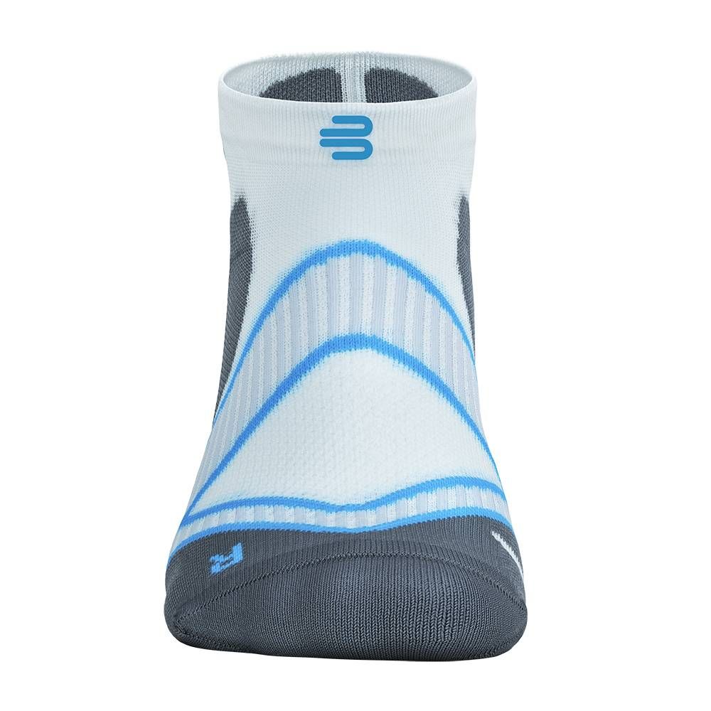 Laufsocke, Ansicht von vorne. Grau, weiß und blau. Logo am oberen Rand. Verstärkungen an Ferse und Zehen.