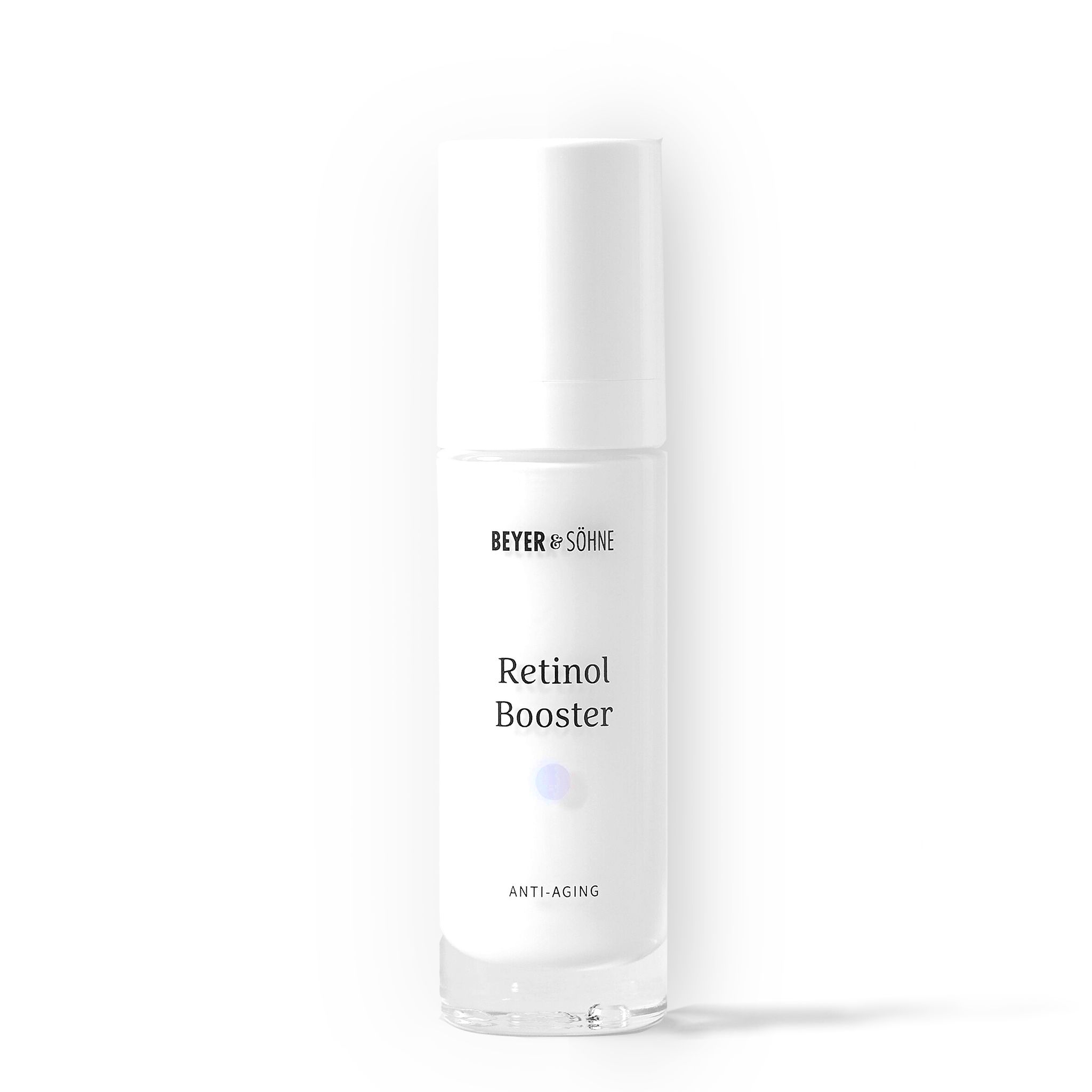 Weiße Flasche mit Produktbezeichnung und Logo. Aufschrift: Retinol Booster. Marke: Beyer & Söhne.