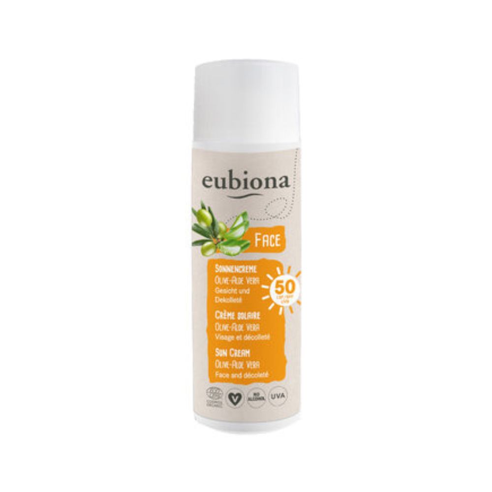 Zylinderförmige Sonnencreme-Flasche. Aufschrift: Eubiona, Sonnencreme Olive-Aloe Vera, Lichtschutzfaktor 50. Mit Olivenzweig-Illustration.