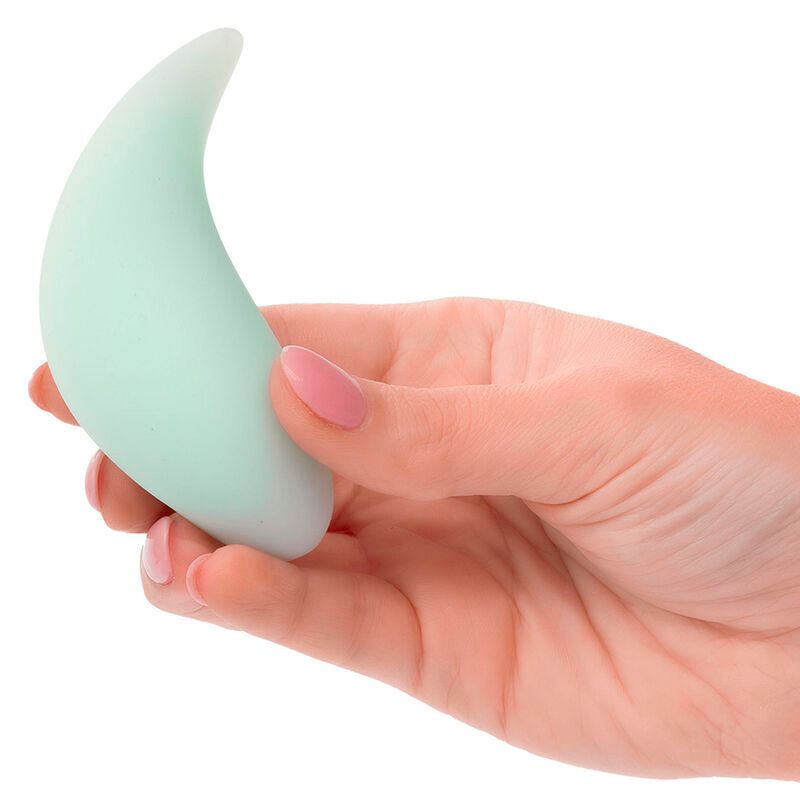 Türkisfarbener Vibrator in Hand gehalten. Glatte Oberfläche.
