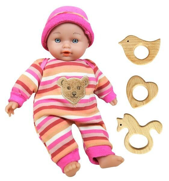 Puppe mit rosa Mütze und gestreiftem Anzug. Enthält Holzspielzeug: Vogel, Herz, Pferd. Hellbraune Teddybär-Applikation.
