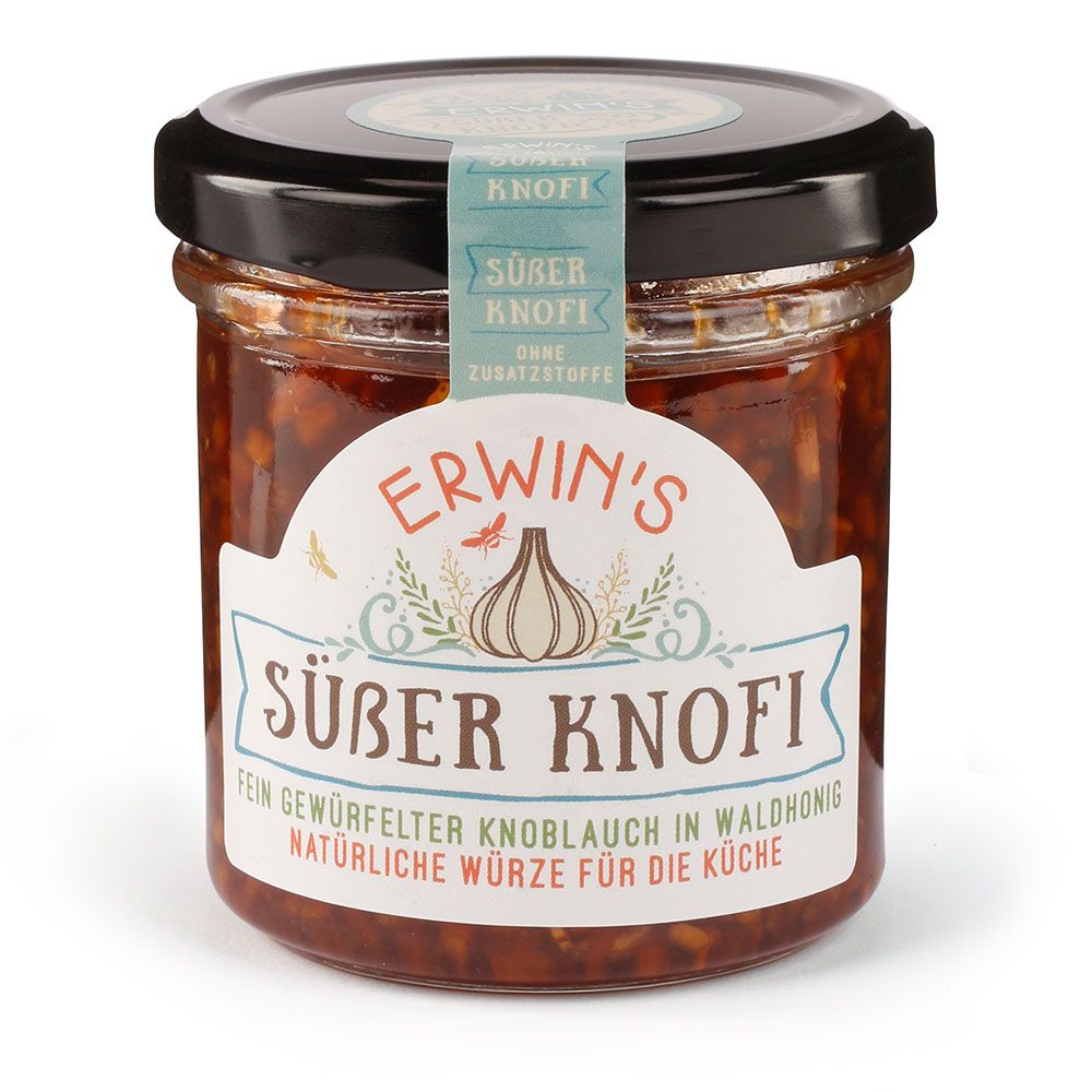 Glas mit Erwin's Süßer Knofi. Etikett mit Schriftzug und Knoblauch-Illustration. Schwarzer Deckel mit Aufkleber.